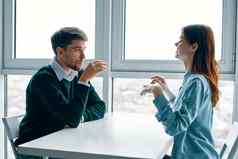 年轻的夫妇咖啡馆表格约会沟通