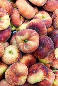 新鲜的有机平桃子堆新鲜的成熟的桃子市场