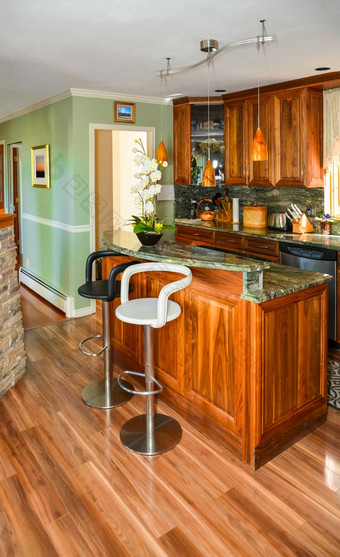 时尚的厨房木室内岛表格椅子前面