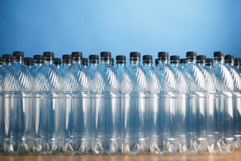空塑料瓶蓝色的背景