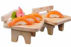 日本厨房寿司卷木板白色背景