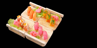 日本厨房寿司卷木板黑色的背景