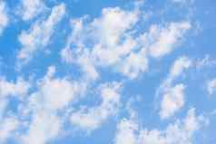 美白色云蓝色的天空