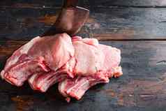 新鲜的生猪肉肉有机农场乡村木金属背景前视图关闭