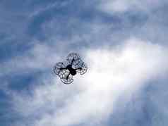 无人机轮廓引擎保护网格飞行蓝色的天空平静白色云底前视图