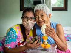 chachangsao泰国图像女人穿保护面具祖母花加兰母亲的一天概念