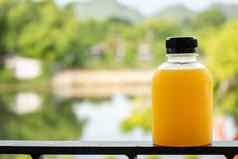 健康的橙色汁排毒特写镜头新鲜的橙色瓶