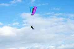 滑翔伞跳伞背景蓝色的多云的天空
