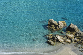 清晰的清晰的绿松石水海滩小石头