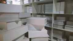 现实的白色颜色书架子上堆栈模拟装饰
