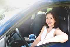 快乐成人女人开车车微笑成功快乐浅黑肤色的女人女人开车车肖像快乐女司机