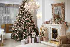 圣诞节树站生活房间室内壁炉礼物盒子谎言地毯常绿冷杉