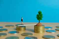 微型业务概念年轻的商人走金融投资日益增长的树