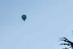色彩斑斓的热空气气球飞行山普伊格塞尔达