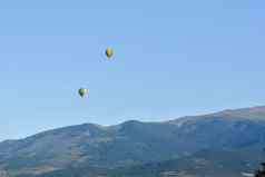 色彩斑斓的热空气气球飞行山普伊格塞尔达