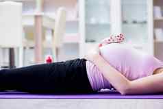 怀孕了女人锻炼期待孩子出生