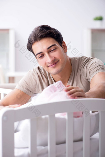 年轻的父亲享受时间新生儿婴儿首页