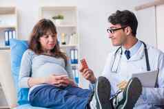 怀孕了女人参观医生咨询