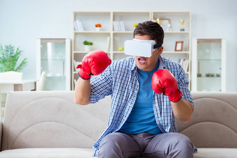 男人。穿虚拟现实眼镜玩拳击游戏