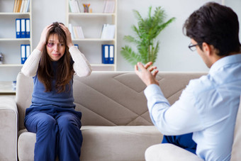 心理学家咨询女人殴打丈夫