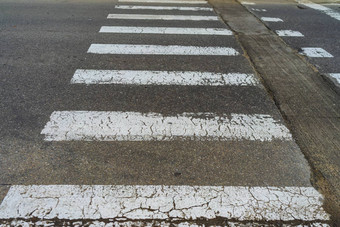 空行人穿越人行横道路孤立的