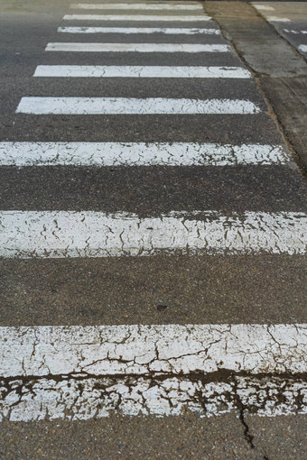 空行人穿越人行横道路孤立的