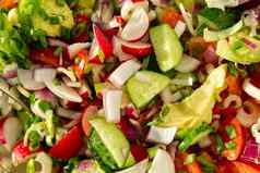 夏天素食者蔬菜沙拉首页烹饪维生素沙拉番茄黄瓜洋葱鳄梨萝卜前视图维生素沙拉