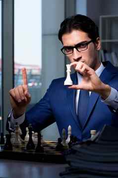 商人玩国际象棋策略概念