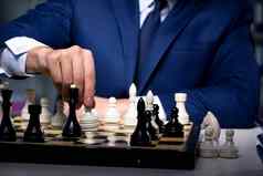 商人玩国际象棋策略概念