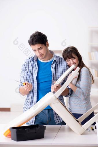妻子帮助丈夫修复破碎的椅子首页