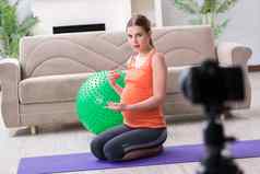 怀孕了女人记录视频博客视频博客