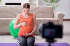 怀孕了女人记录视频博客视频博客