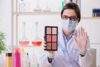 实验室化学家检查美化妆产品
