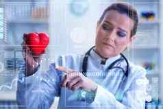 女人医生远程医疗心脏病学概念