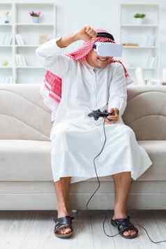 阿拉伯男人。上瘾视频游戏