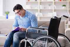 年轻的学生轮椅残疾概念