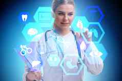 女人医生远程医疗未来主义的概念
