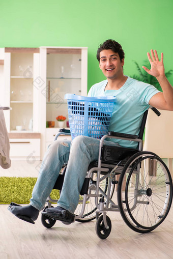 禁用男人。轮椅洗衣