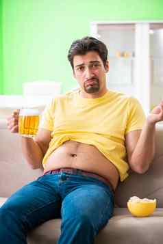 脂肪肥胖男人。持有啤酒节食概念