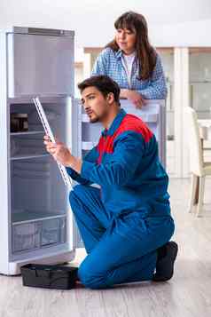 男人。修复冰箱客户