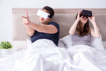 妻子丈夫虚拟现实护目镜床上