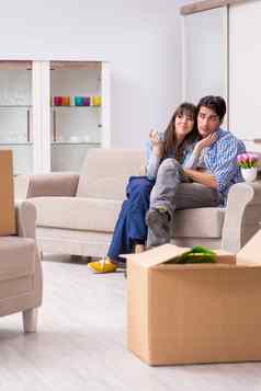 年轻的家庭移动公寓支付抵押贷款