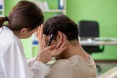 女医生检查病人的耳朵医疗检查