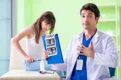 怀孕了女人参观radiologyst超声波