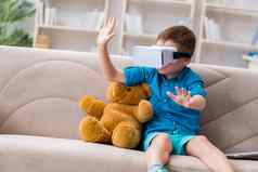 年轻的男孩虚拟现实眼镜