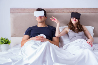 妻子丈夫虚拟现实护目镜床上