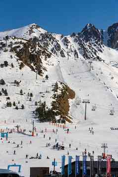 学位罗伊安道尔12月阳光明媚的一天学位罗伊格兰瓦利拉滑雪站安道尔