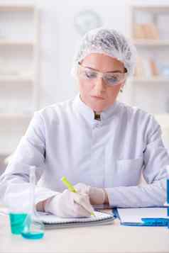 女人化学家工作医院诊所实验室