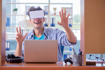 年轻的男人。玩电脑游戏虚拟现实眼镜