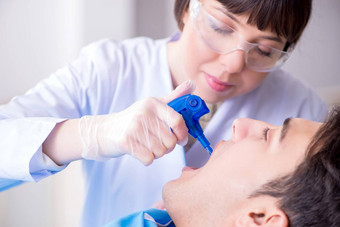 病人参观牙医常规的检查填充